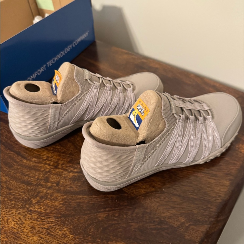 Skechers Hands Free Slip-ins Relaxed Fit Size 6 in Taupe